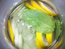 Agua de limón y hierbabuena