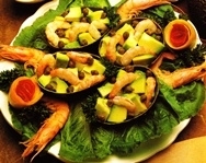 Aguacates con gambas y alcaparras