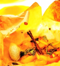 Albaricoques en papillote con helado de vainilla