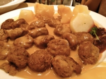 Albóndigas de manitas de cerdo con patatas panaderas