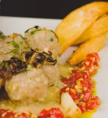 Albóndigas de ternera pirenaica en salsa de almendras y trompetas amarillas confitadas