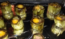 Alcachofas rellenas de setas y huevos de codorniz
