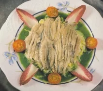Receta de Anchoas marinadas sobre ensalada de endibias