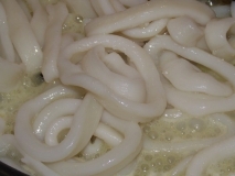 Aros de calamar fritos con salsa de maíz y queso