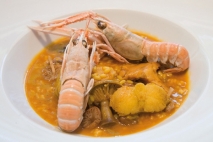 Arroz caldoso de cigalas, rape y setas
