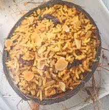 Arroz de coco con especias, pasas y almendras laminadas