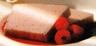 Bavaresa de fresones al cava con salsa de frambuesas