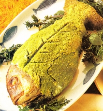 Besugo con costra de almendras y huevo