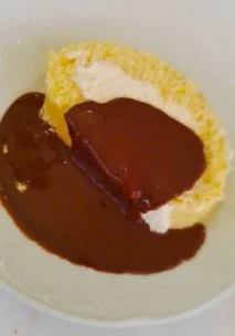 Brazo de gitano de nata con chocolate caliente