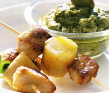 Brochetas de filete de buey con salsa de anchoas