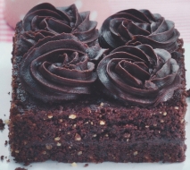 Brownie con rosas de chocolate