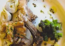Cabrito guisado con alcachofas y espárragos trigueros