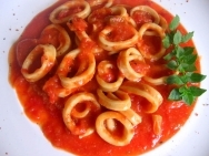 Calamares con salsa de tomate