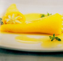 Canutillos de mango con queso y miel