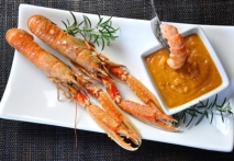 Cigalas cocidas con salsa romesco