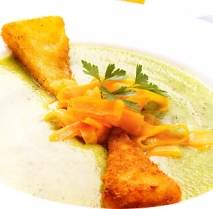 Crema de calabacín con zanahoria y queso frito