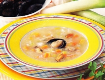Sopa de verduras con arroz y mejillones