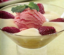 Crema de yogur con helado de fresa