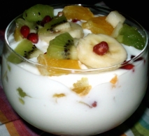 Crema de yogur y coco con frutas