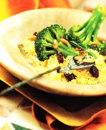 Receta de Cuscús con brócoli, pasas y piñones