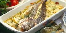 Dorada al horno al romero con patatas.