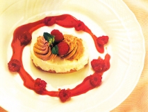 Dulce con merengue y frambuesas