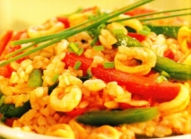 Ensalada de arroz con chipirones y pimientos
