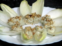 Ensalada de endibias con Roquefort, apio y nueces