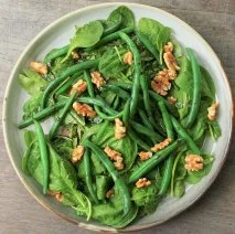 Ensalada de espinacas frescas con nueces y judías verdes
