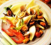 Ensalada de frutos del mar y endibias