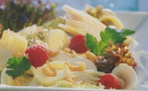 Ensalada de raya con salsa de frambuesas
