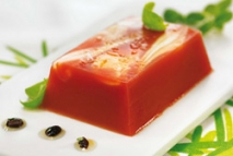Ensalada de tomate invertida y vinagreta de aceitunas negras