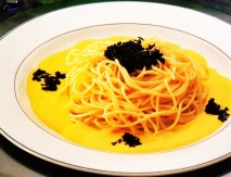 Espaguetis al caviar con salsa de vino blanco