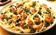 Espaguetis con atún y guisantes