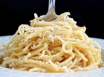 Espaguetis con mantequilla y queso