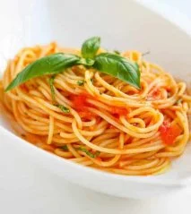Espaguetis con tomate fresco