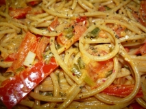 Espaguetis con tomates y pimientos