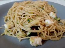 Espaguetis integrales con langostinos y calabacín
