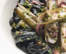 Receta de Espaguetis negros con pulpitos y navajas, al pesto.