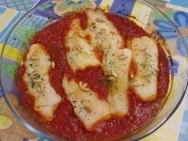 Receta de Filetes de merluza con tomate y piñones