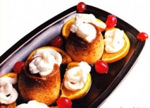 Flan de naranja con nata y guindas