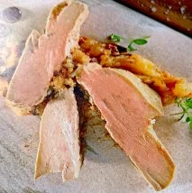 Foie-gras de pato con compota de manzana y reducción de escalonias