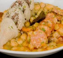 Garbanzos a la montañesa con chiretas, chorizo y tocino