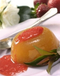 Gelatina de melocotón con salsa de fresas