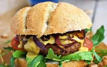 Hamburguesa de lentejas con salsa de mostaza y samfaina