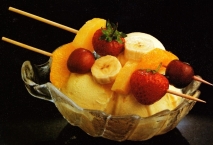 Helado con brocheta de frutas