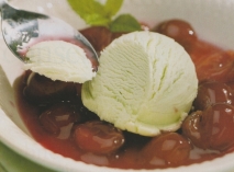 Helado de menta sobre sopa de cerezas