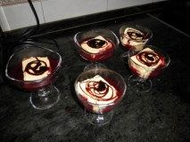 Helado de vainilla con salsa de cerezas