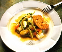 Hígado de pato a la sartén con verduras salteadas