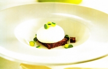Huevo escaldado, butifarra negra y sopa ligera de calabacín